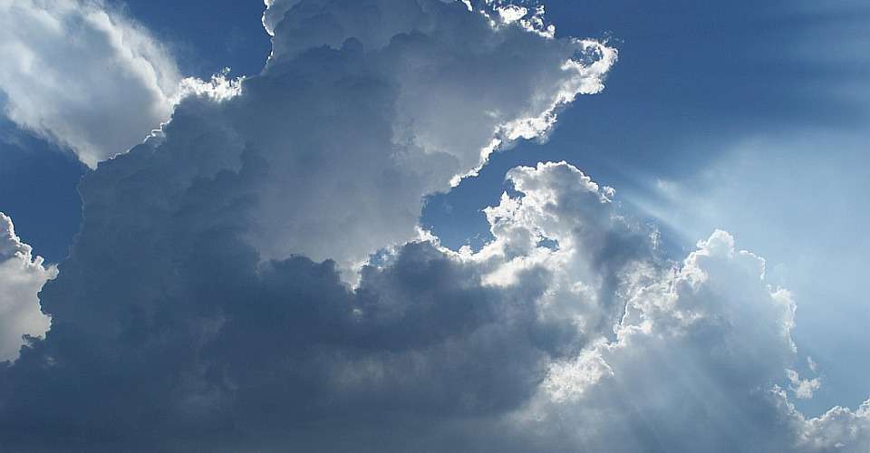 Die Sonne scheint durch die Wolken.