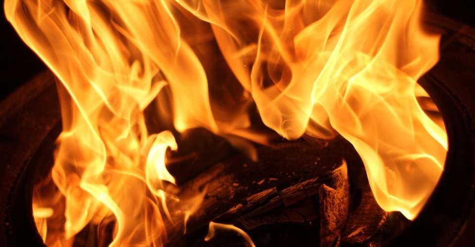 Schöne Feuerflammen eines Lagerfeuers bei Nacht. Feuer wird in der Bibel häufig als Bild für die Gegenwart des Heiligen Geistes verwendet.